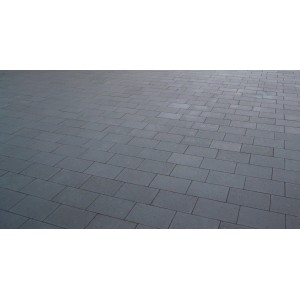 Veria Pflastersteine in Anthrazit, 20x30x8 cm, verlegt. Betonpflaster für Gartenwege und Terrassen.