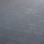 Veria Pflastersteine in Anthrazit, 20x30x8 cm, verlegt. Betonpflaster für Gartenwege und Terrassen.