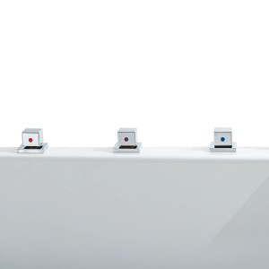 Detailaufnahme der Armaturen der Basera® Indoor Eck-Whirlpool Badewanne Malai Classic