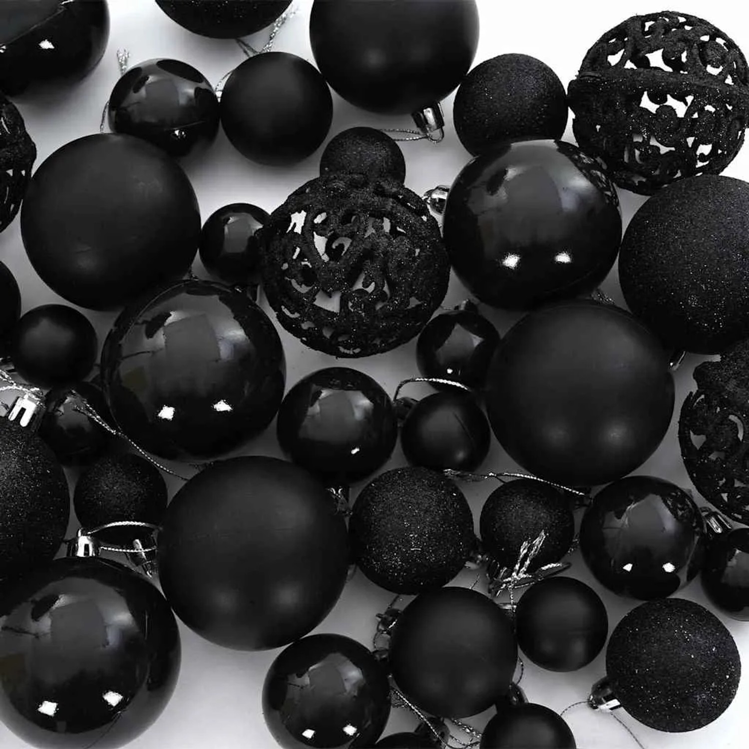 Schwarze Christbaumkugeln Set: Glänzend, matt und mit Muster für den Weihnachtsbaum.
