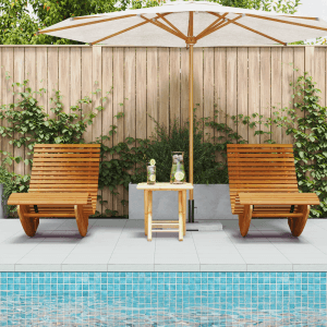 Zwei braune vidaXL Rocking Sonnenliegen aus Akazienholz neben Pool und Sonnenschirm.