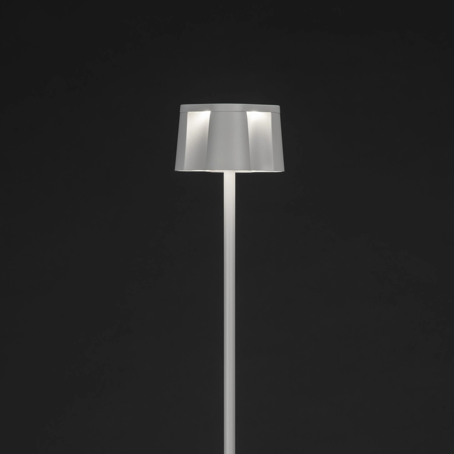 Weiße Konstsmide LED Stehleuchte Nice, 120cm, für Innen- & Außenbereich. Dekorative Außenleuchte.