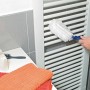 Staubfanggerät Mikrofaser im Einsatz zum Reinigen eines Heizkörpers im Badezimmer.