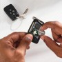 Energizer CR 2025 Lithium Knopfzelle wird in Autoschlüssel eingesetzt.