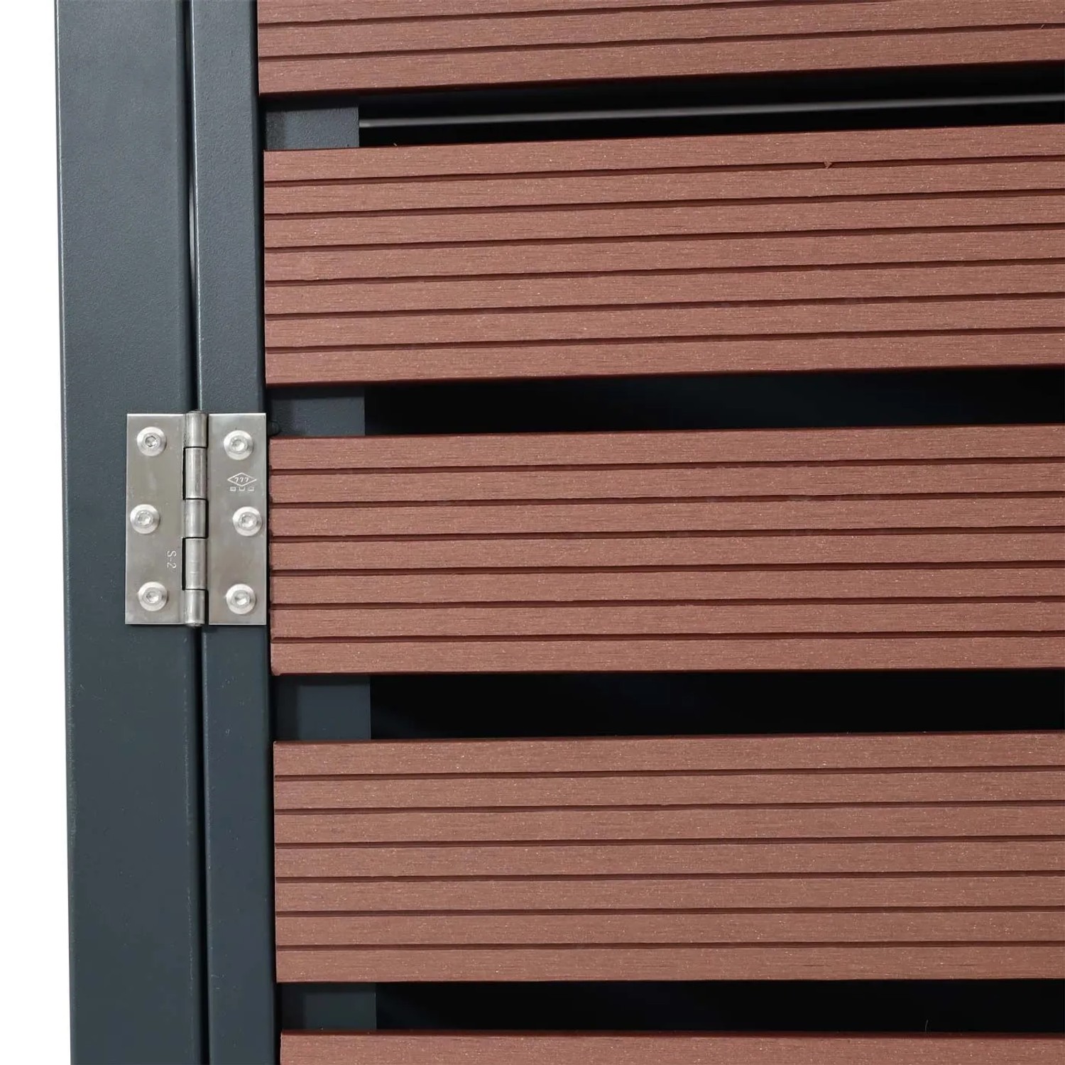Detailaufnahme: Mülltonnenbox mit Walnuss-Holzoptik, WPC-Lamellen und Scharnier.
