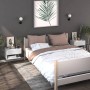 Zwei weiße Wand-Nachttische vidaXL aus Holzwerkstoff im Schlafzimmer.