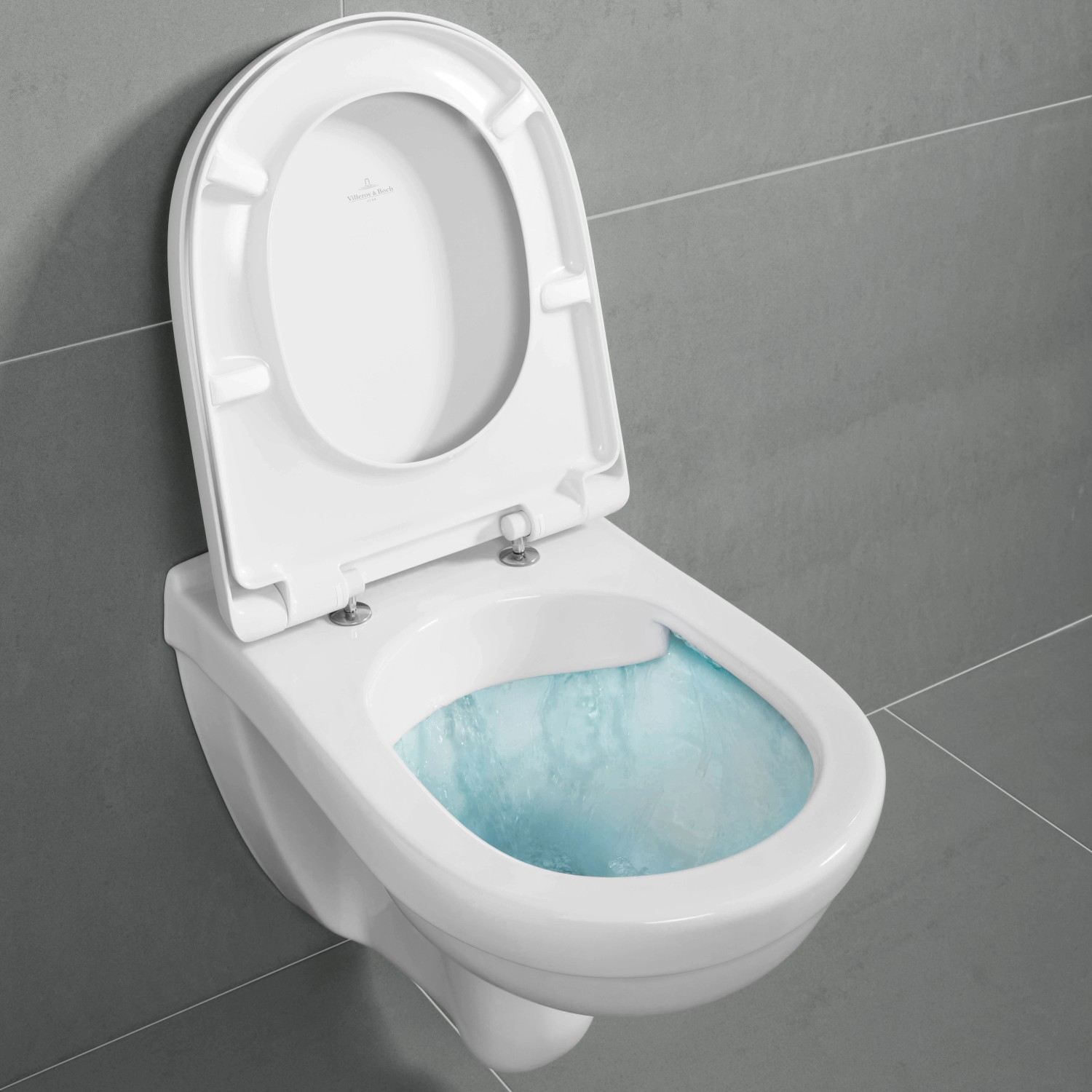 Villeroy & Boch O.Novo Wand-WC Set mit offenem Deckel und bläulichem Wasser im Becken.