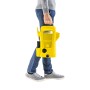 Gelber Kärcher K2 Universal Edition Hochdruckreiniger wird von einer Person getragen.
