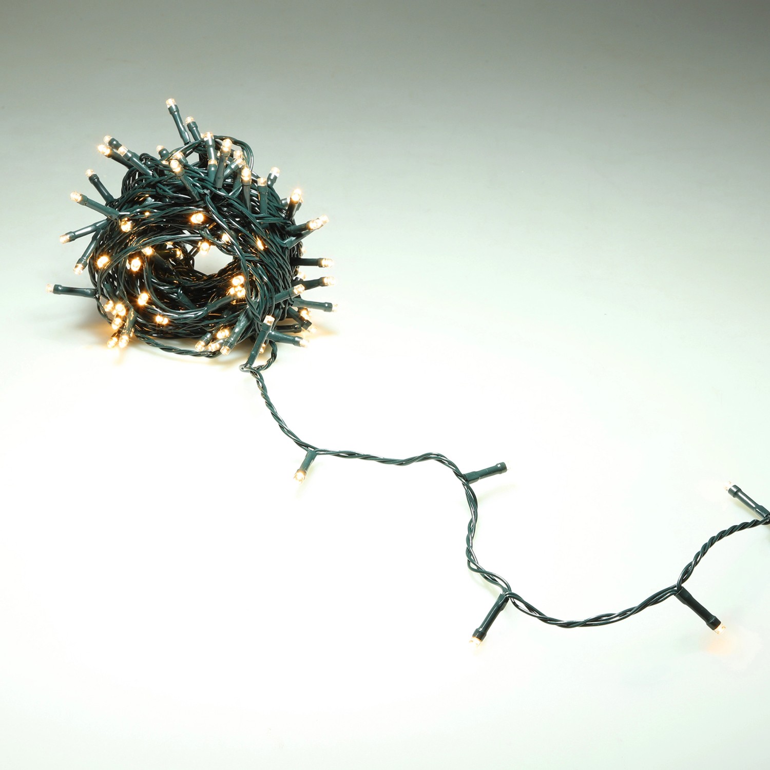 LED-Lichterkette mit 140 warmweißen LEDs und grünem Kabel, aufgerollt.