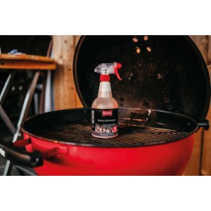 Ballistol Grillreiniger Pumpspray 750 ml auf dem Rost eines roten Kugelgrills zur effektiven Reinigung von Fett.