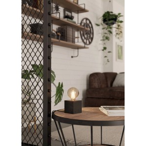 Schwarze Eglo Tischleuchte Prestwick 2 mit E27 Fassung auf einem Tisch. Design Tischlampe.