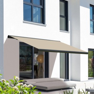 Elektrische Kassettenmarkise, basaltgraue Kassette, 2.0x1.5 m, kieselfarbenes Tuch, montiert an einer Hauswand.