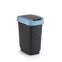 PROREGAL Abfalleimer, 10 Liter, schwarz-blau, für den Innenbereich. Kompakter Mülleimer aus Kunststoff mit Klappdeckel.