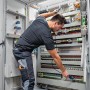 Elektriker prüft Spannung mit Bosch Professional GVT 1000-15 Spannungsprüfer an Schaltschrank.