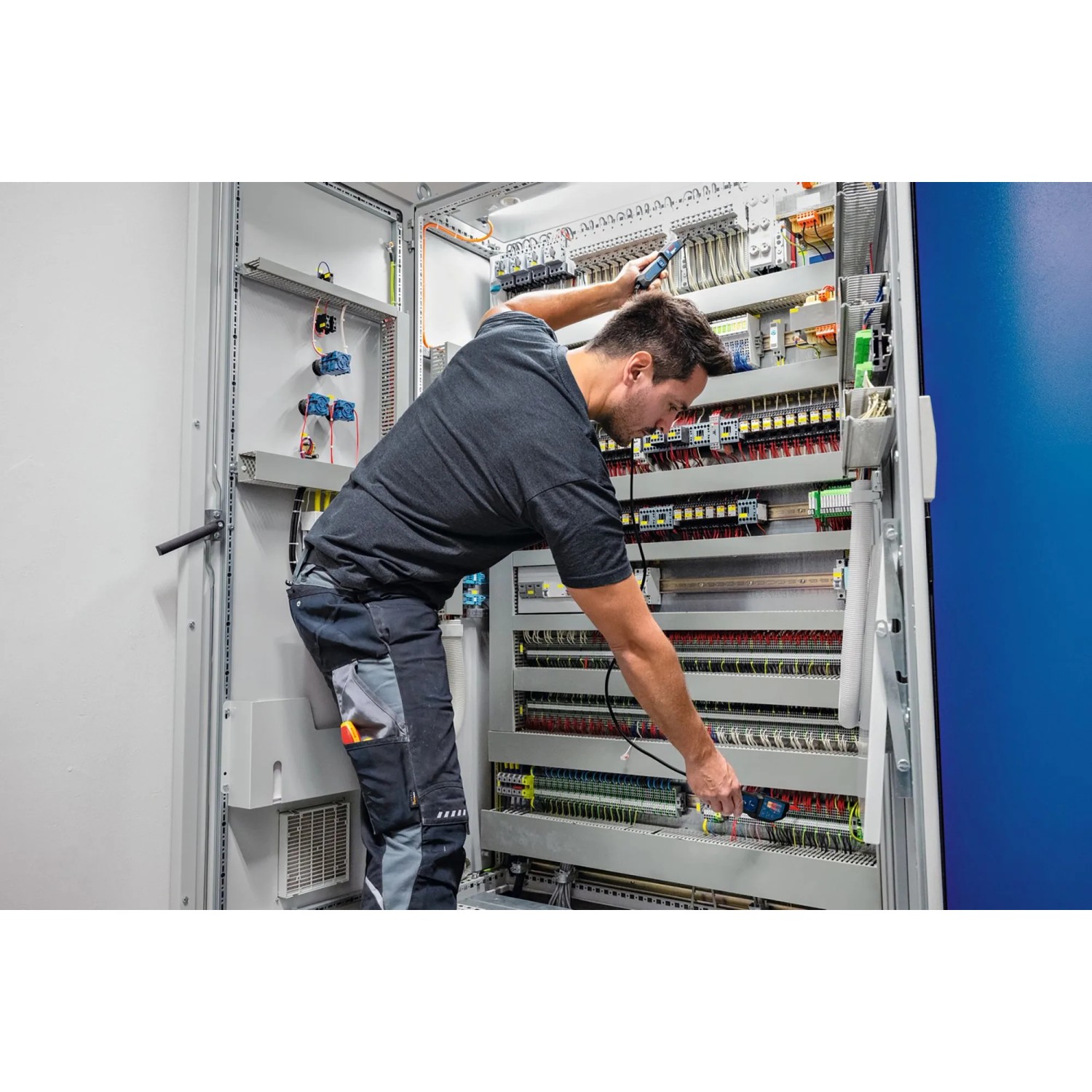 Elektriker prüft Spannung mit Bosch Professional GVT 1000-15 Spannungsprüfer an Schaltschrank.