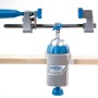 Dremel Multi-Schraubstock 2.500 3-in-1, montiert an einer Werkbank. Zubehör für Miniaturwerkzeuge.