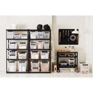 Transparente SmartStore Aufbewahrungsbox Classic 25 l mit schwarzem Deckel im Regal.