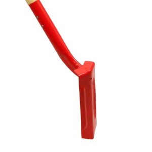 Rote, schmale Galaflor Rinnenschaufel aus Stahl mit Holzstiel. Präzises Werkzeug für Gräben und Wasserrinnen.