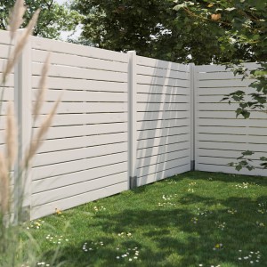 Lackiertes, cremefarbenes Sichtschutzzaunelement Faro, 180x180 cm, im Garten.