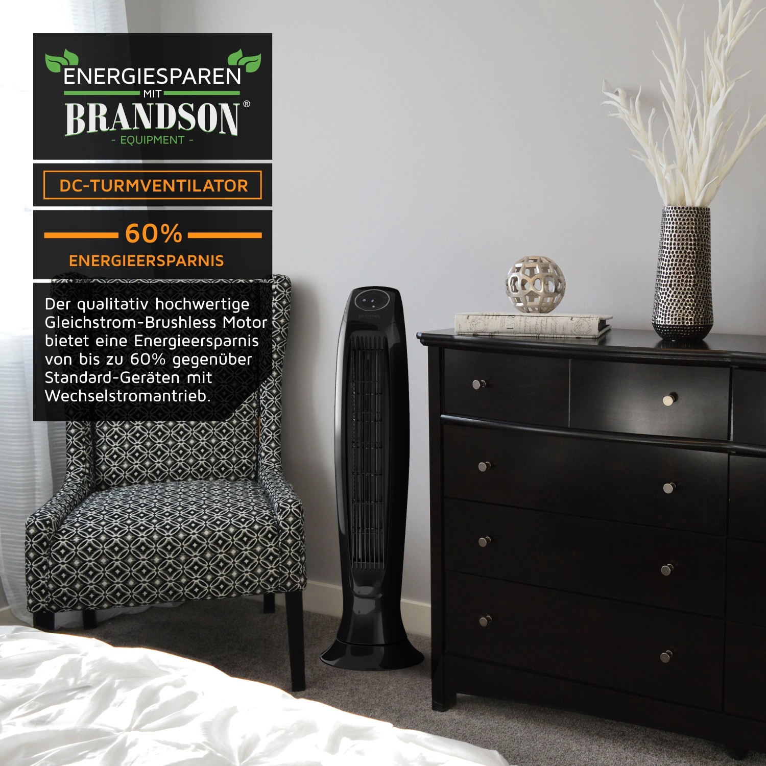 Schwarzer Brandson Turmventilator Silent Eco Green mit Fernbedienung im Schlafzimmer.