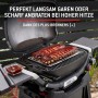 Schwarzer Weber Gasgrill Q2800N+ mit Rollwagen und Rippchen auf dem Grillrost.