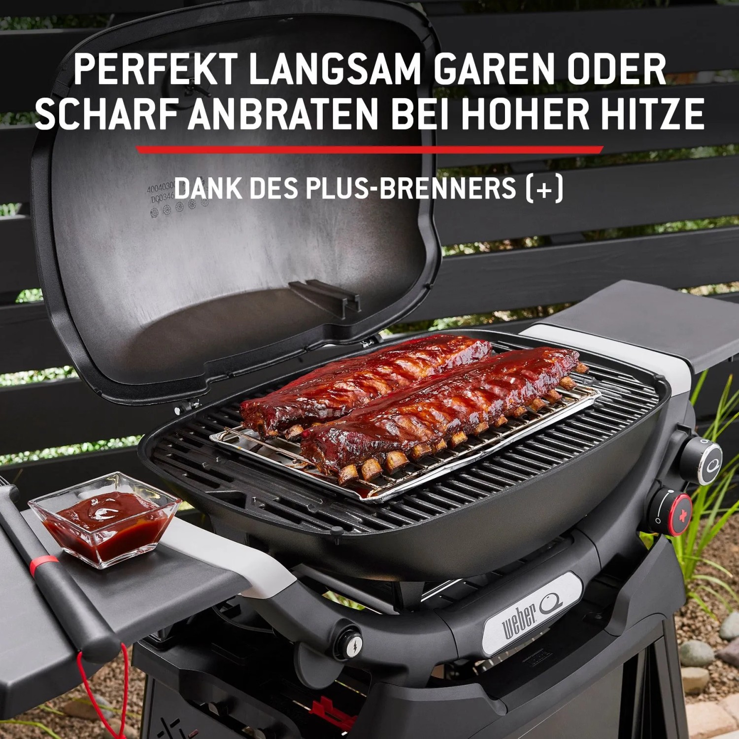 Schwarzer Weber Gasgrill Q2800N+ mit Rollwagen und Rippchen auf dem Grillrost.