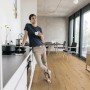 Heller Wohnraum mit Kaindl Masterfloor Life Laminat Eiche Bradford. Wasserfester Laminatboden in Holzoptik.
