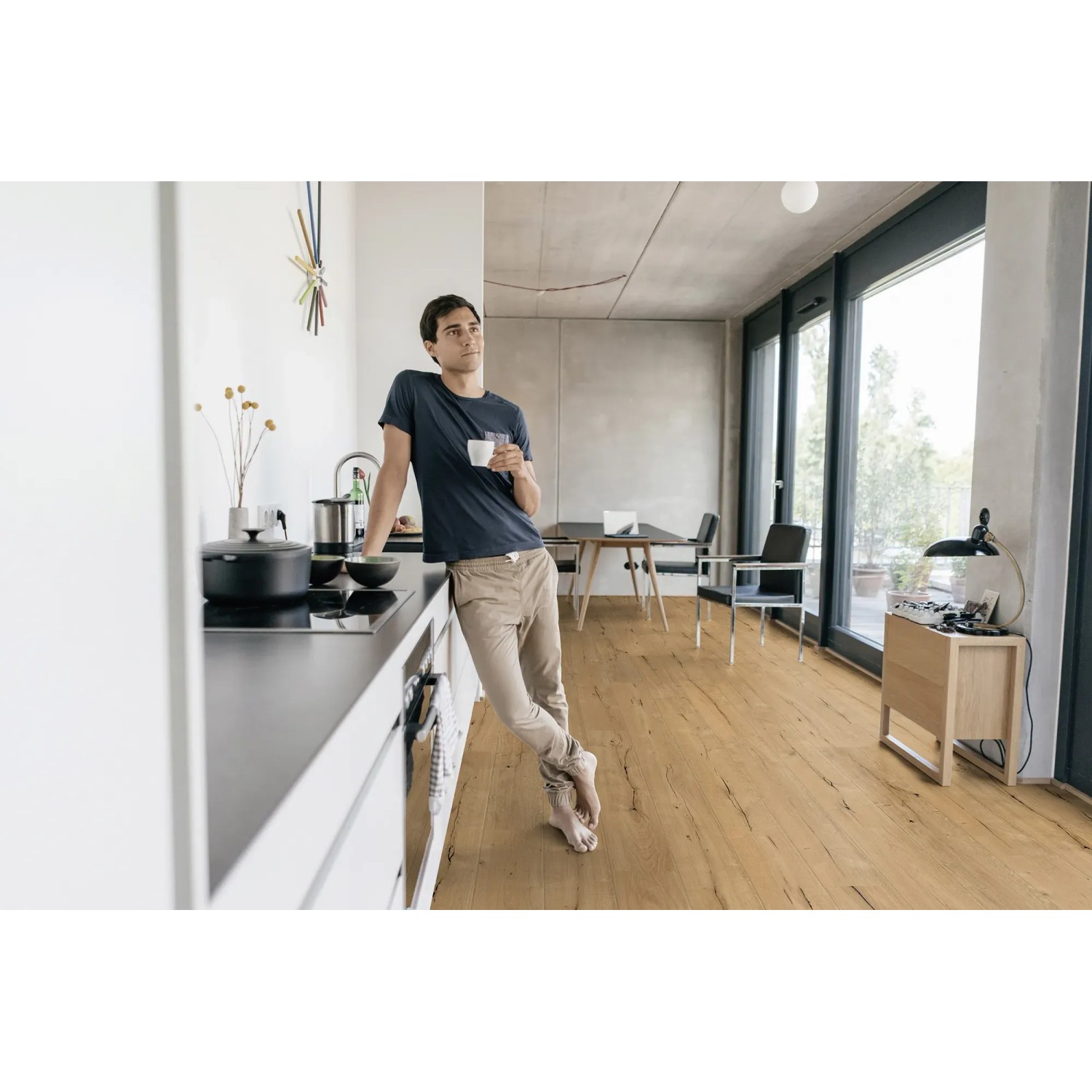 Heller Wohnraum mit Kaindl Masterfloor Life Laminat Eiche Bradford. Wasserfester Laminatboden in Holzoptik.