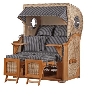 Strandkorb Ammersee Teak Komplettset mit Bullauge und gestreiften Kissen.