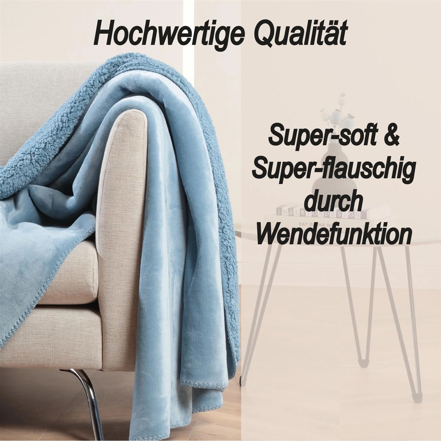Blaue Bestlivings Kuscheldecke (150x200 cm) aus Teddy Fleece und Flanell auf einem Sofa.