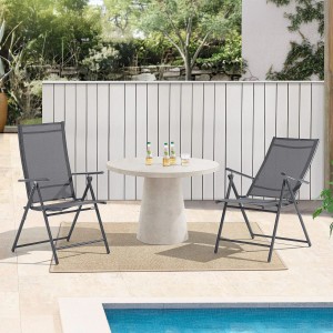 Juskys Gartenstuhl Calena 4er Set, klappbar, anthrazit, mit Tisch und Getränken am Pool.