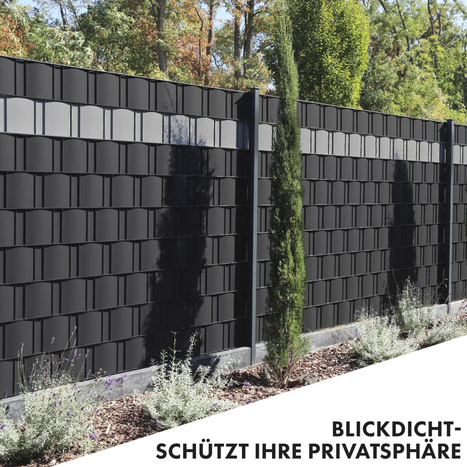 Blickdichter, anthrazitfarbener PVC Sichtschutzstreifen im Gartenzaun, Zubehör für Zaunbau.