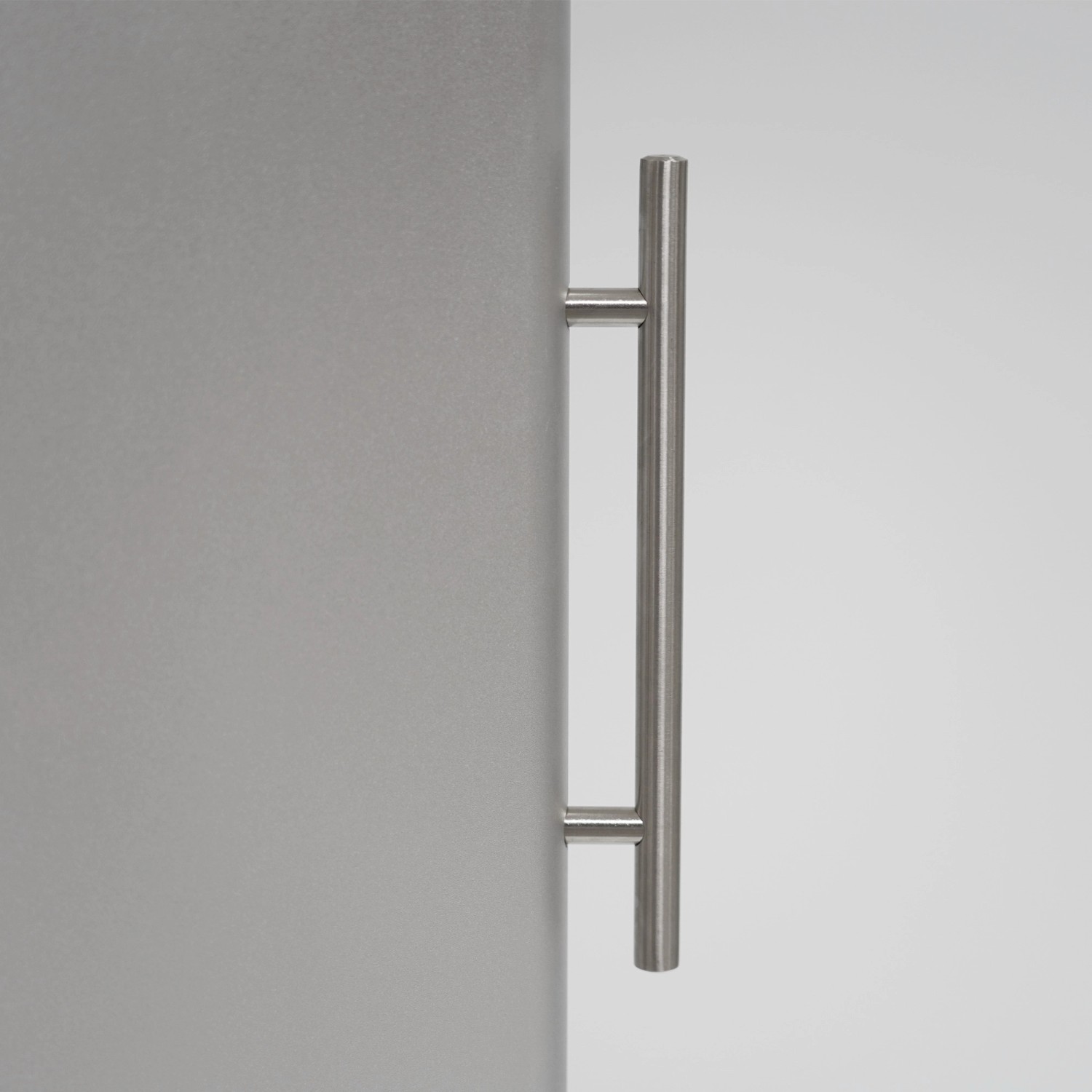 Detailaufnahme: Silberner Vasner HeatTower Infrarot-Heizstrahler mit Griff.