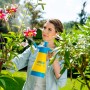 Frau nutzt Gloria Hobby 125 Flex Drucksprühgerät (1,25 l) zur Pflanzenpflege im Garten.