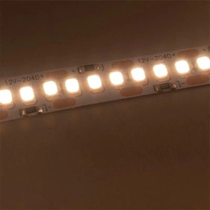 Leuchtender LED-Stripe mit neutralweißem Licht, Nahaufnahme der einzelnen LEDs auf weißem Band. Für Innenräume.