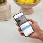 Hand hält Smartphone mit Yale Überwachungskamera-App. Smart Home CCTV System.
