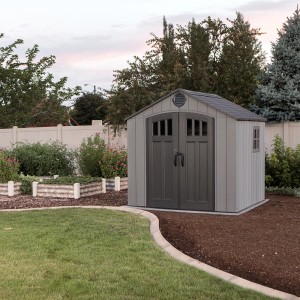 Graues Lifetime Kunststoff-Gartenhaus Mars 5,5 m² im Garten.