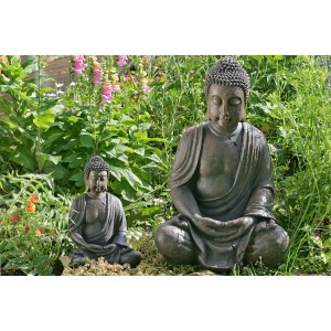 Braune Buddha Gartenfigur, ca. 100 cm hoch, aus Kunstharz für den Außenbereich.