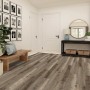Verlegtes Click-Vinyl San Diego Oak Diele Town im Wohnraum mit Holzbank und Deko.