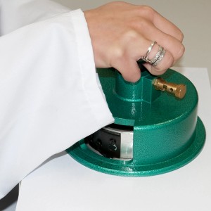 PCE Instruments Rund- und Probenschneider MPC 3 in Nutzung, Stahlgehäuse, Edelstahlklingen.