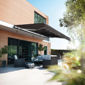 Anthrazitfarbene Gelenkarmmarkise Aventura 4x2,5m spendet Schatten auf Terrasse mit Gartenmöbeln.