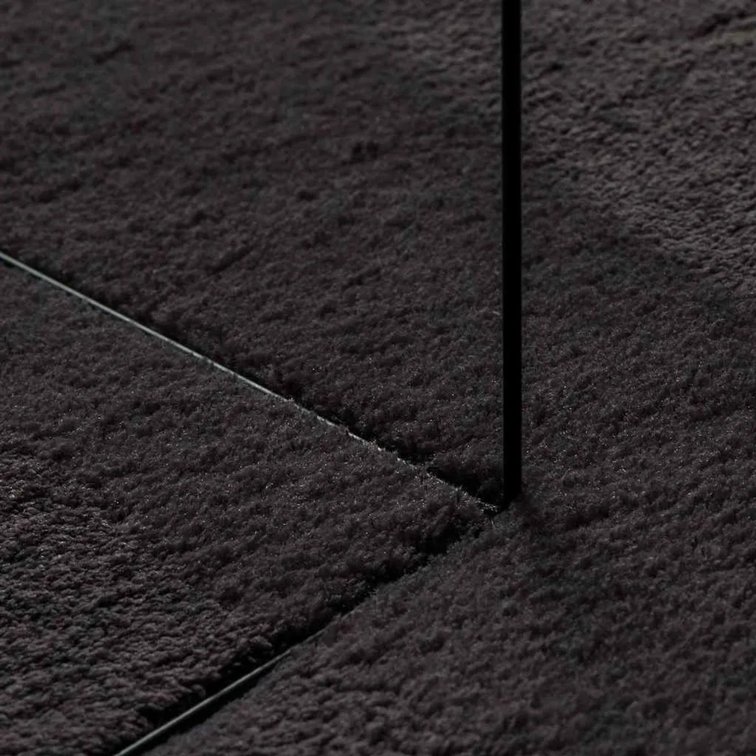 Detailaufnahme: Schwarzer vidaXL Teppich HUARTE, Kurzflorteppich aus Polyester, 140x200 cm.