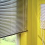 Gardinia Aluminium Jalousie, 70x175 cm, silber, am Fenster montiert.