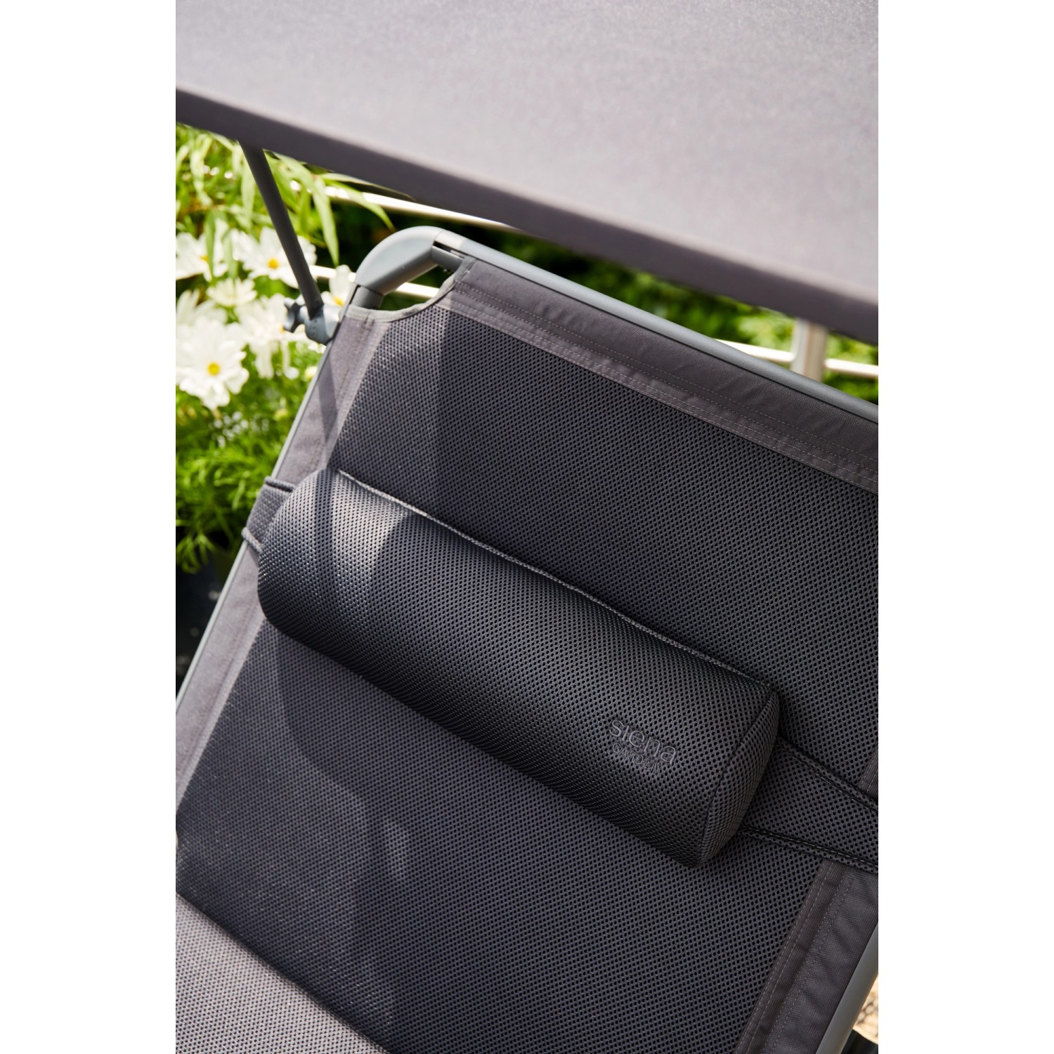 Detailaufnahme: Anthrazitfarbene Siena Garden Campingliege Premium mit AirMesh-Bezug und Kopfkissen.