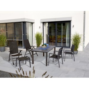 Schwarzer Hocker Pacora aus Aluminium, Teil einer Gartenmöbelgruppe auf einer Terrasse.