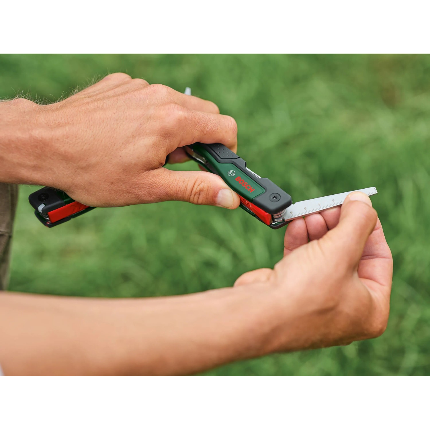 Bosch Multiwerkzeug 16-in-1 im Einsatz: Zubehör für Multifunktionswerkzeuge mit Messfunktion.