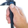 Hand hält LUX Nageleisen (200 mm) aus Carbonstahl zum Nagelziehen und Stemmen.