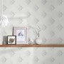 Beige-graue Barock Tapete mit Ornamenten, matte Textiloptik. Dekorative Wandgestaltung mit Profhome Tapete.