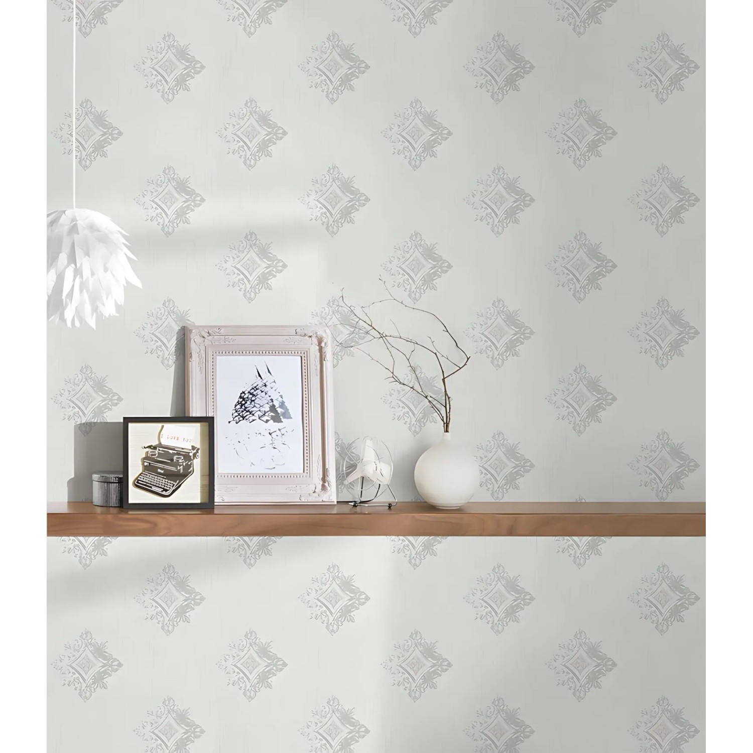 Beige-graue Barock Tapete mit Ornamenten, matte Textiloptik. Dekorative Wandgestaltung mit Profhome Tapete.