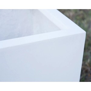Detailansicht eines rechteckigen, perlmutt-weißen Fiberglas Pflanzkübels. Elegant und modern.
